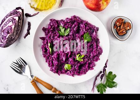 Draufsicht auf einen Teller mit veganem Rotkohlsalat Stockfoto