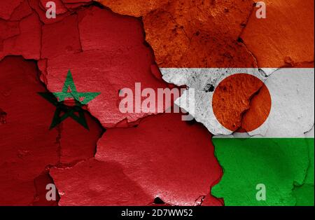 Flaggen von Marokko und Niger auf rissige Wand gemalt Stockfoto