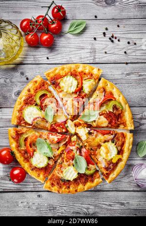 Blick von oben auf vegetarische Pizza in Scheiben geschnitten Stockfoto
