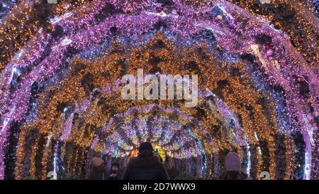 Moskau, Russland. Januar 16, 2020. Lichttunnel auf dem Tverskoy Boulevard beim Festival "Reise nach Weihnachten" Stockfoto