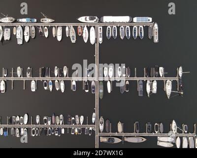Luftaufnahme des Andockens der Boote Hafen Drohne Ansicht Von oben nach unten Stockfoto