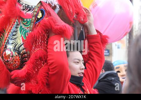 Chinesisches Neujahr februar 2014 in Paris 13. Bezirk : ein junger Mann roten Drachen Stockfoto