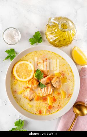 Lachsfischsuppe auf weißem Hintergrund Stockfoto