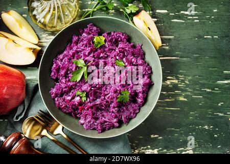 Rotkohlsalat auf grünem Holzhintergrund Stockfoto