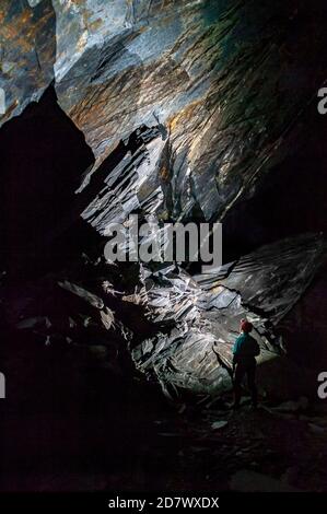 Riesige schräge Platte aus Schiefer, von der Wand gefallen, in Cwmorthin Schiefer Mine, Nord-Wales Stockfoto