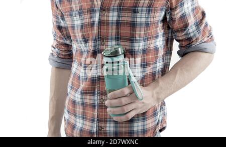 Nachfüllbare Flasche. Halten Sie die Flasche oder Sport Drink weißen Hintergrund. In den muskulösen Mann hand Flasche. Sport und Wasser balance Konzept. Sportliches Getränk in der Flasche. Eco und null Abfall Lebensstil. Stockfoto