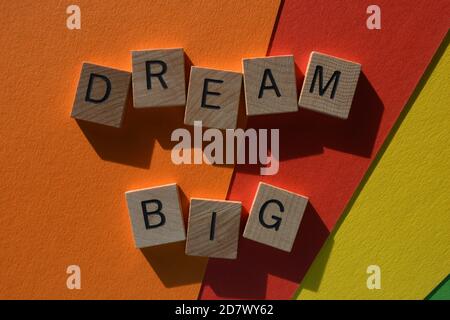 Dream Big, Wörter in Holzbuchstaben auf buntem Hintergrund Stockfoto