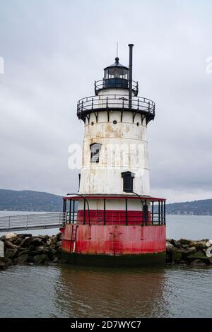 Blick auf den Sleepy Hollow Leuchtturm in Tarrytown über dem Hudson River An einem bewölkten Tag Stockfoto