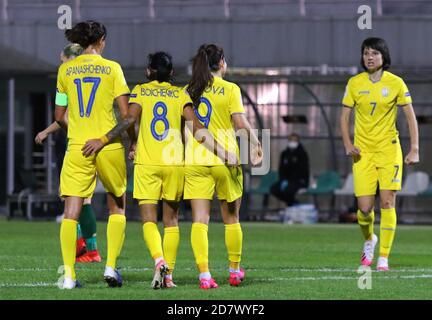 KIEW, UKRAINE - 23. OKTOBER 2020: UEFA Womens EURO 2022 Qualifikationsspiel Ukraine gegen Irland in der Obolon Arena in Kiew, Ukraine. Ukrainische Spieler feiern nach einem Tor Stockfoto