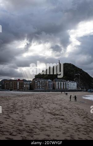 Blick auf den Strand von Zurriola in San Sebastian Stockfoto