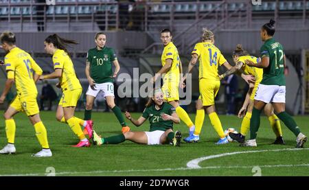 KIEW, UKRAINE - 23. OKTOBER 2020: UEFA Womens EURO 2022 Qualifikationsspiel Ukraine (in Gelb) gegen Irland (in Grün) in der Obolon Arena in Kiew. Die Ukraine gewann 1-0 Stockfoto