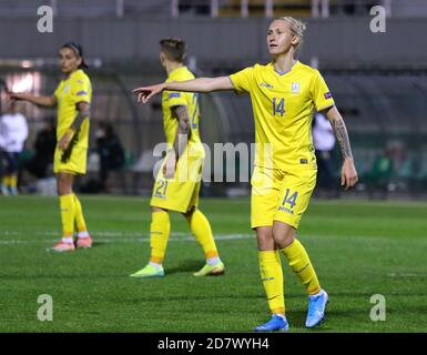 KIEW, UKRAINE - 23. OKTOBER 2020: UEFA Womens EURO 2022 Qualifikationsspiel Ukraine gegen Irland in der Obolon Arena in Kiew. Ljubow Schmatko der Ukraine in Aktion Stockfoto