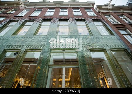 AMSTERDAM, NIEDERLANDE - 09. September 2017: Chanel Fashion Shop Glasziegelfassade in Amsterdam Stockfoto