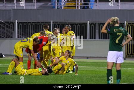 KIEW, UKRAINE - 23. OKTOBER 2020: UEFA Womens EURO 2022 Qualifikationsspiel Ukraine gegen Irland in der Obolon Arena in Kiew, Ukraine. Ukrainische Spieler feiern nach dem Sieg gegen Irland 1-0 Stockfoto