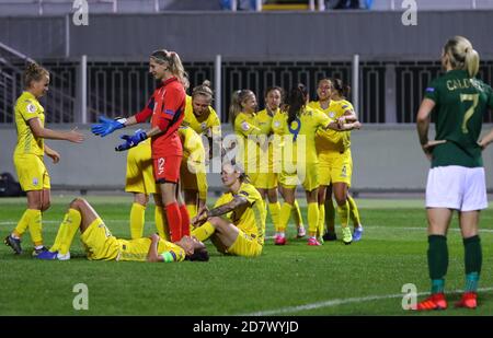 KIEW, UKRAINE - 23. OKTOBER 2020: UEFA Womens EURO 2022 Qualifikationsspiel Ukraine gegen Irland in der Obolon Arena in Kiew, Ukraine. Ukrainische Spieler feiern nach dem Sieg gegen Irland 1-0 Stockfoto