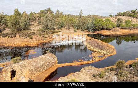 Alte Wassermühle im Rio Tinto Fluss in Huelva, Andalusien, Spanien Stockfoto