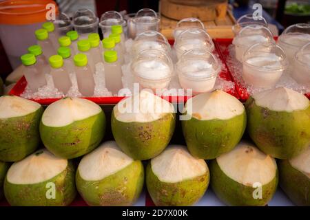 Frische Haufen Kokosnüsse zum Schälen bereit für Getränke, Karneval Markt Street Food Stockfoto