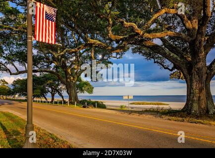 Eine amerikanische Flagge hängt auf einem Posten am Scenic Drive, 24. Oktober 2020, in Pass Christian, Mississippi. Stockfoto