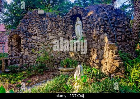 Die Sonne geht auf der Lourdes-Grotte im St. Augustine’s Seminary am 24. Oktober 2020 in Bay Saint Louis, Mississippi unter. Die Grotte wurde 1938 erbaut. Stockfoto