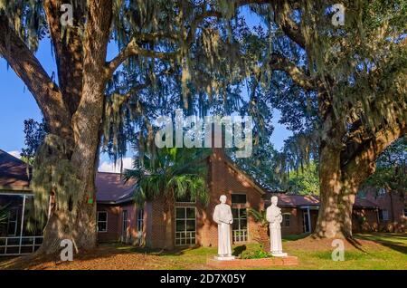 Spanische Moos drapiert über Heiligenstatuen im St. Augustine’s Seminary, 24. Oktober 2020, in Bay Saint Louis, Mississippi. Stockfoto