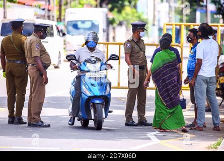 Colombo, Sri Lanka. Oktober 2020. Polizisten überprüfen Fußgänger in Wallampitiya in Colombo, Sri Lanka, am 25. Oktober 2020. Die Gesamtzahl der COVID-19-Fälle in Sri Lanka stieg am Sonntag auf 7,872, nachdem 351 neue Patienten entdeckt wurden. Quelle: Ajith Perera/Xinhua/Alamy Live News Stockfoto