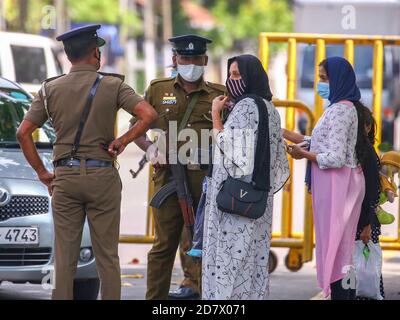 Colombo, Sri Lanka. Oktober 2020. Polizisten überprüfen Fußgänger in Wallampitiya in Colombo, Sri Lanka, am 25. Oktober 2020. Die Gesamtzahl der COVID-19-Fälle in Sri Lanka stieg am Sonntag auf 7,872, nachdem 351 neue Patienten entdeckt wurden. Quelle: Ajith Perera/Xinhua/Alamy Live News Stockfoto