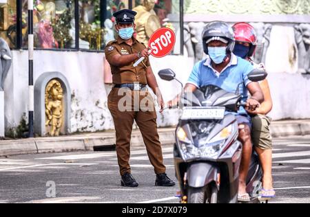 Colombo, Sri Lanka. Oktober 2020. Ein Polizist arbeitet am 25. Oktober 2020 an einem Kontrollpunkt in Wallampitiya in Colombo, Sri Lanka. Die Gesamtzahl der COVID-19-Fälle in Sri Lanka stieg am Sonntag auf 7,872, nachdem 351 neue Patienten entdeckt wurden. Quelle: Ajith Perera/Xinhua/Alamy Live News Stockfoto