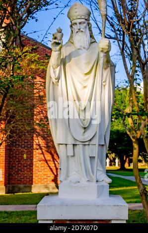 Eine Statue des heiligen Augustinus von Hippo steht vor der St. Augustine’s Seminary Church, 24. Oktober 2020, in Bay Saint Louis, Mississippi. Stockfoto