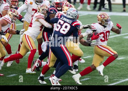 Foxborough, Usa. Oktober 2020. San Francisco 49ers läuft zurück Jeff Wilson Jr (30) entkommt einer Bande von New England Patriots Verteidiger auf Carry im zweiten Quartal gegen die New England Patriots im Gillette Stadium in Foxborough, Massachusetts am Sonntag, 25. Oktober 2020. Foto von Matthew Healey/UPI Kredit: UPI/Alamy Live Nachrichten Stockfoto