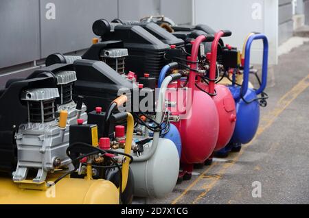 Viele neue Luftkompressoren Druckpumpen Nahaufnahme Stockfoto