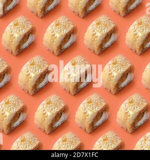 Tori Katsu Sushi Rollt Maki mit verarbeitetem Käse auf orangefarbenem Hintergrund aus nächster Nähe. Minimalistischer Draufsicht flaches Laienmuster mit japanischer Küche Stockfoto