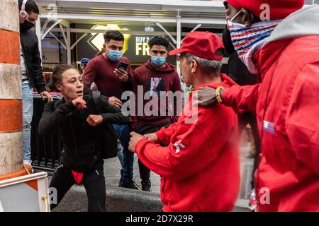 Ein Black Lives Matter-Protestant Gerät am 25. Oktober 2020 auf dem Times Square in New York City in eine körperliche Auseinandersetzung mit einem Trump-Anhänger. (Foto von Gabriele Holtermann/Sipa USA) Hinweis: Der Objektivfilter des Fotografen wurde mit uneigener Substanz getroffen.Quelle: SIPA USA/Alamy Live News Stockfoto