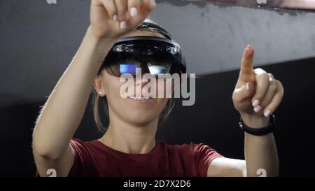 Junge Frau Virtual Reality Engineer. Entwickler trägt VR-Kopf Stockfoto