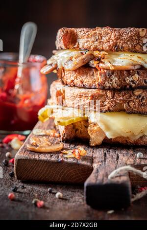 Hausgemachter Toast mit Pilzen, Käse und Zwiebeln serviert mit bbq-Sauce Stockfoto