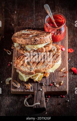 Genießen Sie Ihren Toast mit Pilzen, Käse und Zwiebeln serviert mit bbq-Sauce Stockfoto