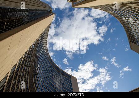 Abstraktes Foto von Toronto City Hall und das helle Blau Himmel Stockfoto