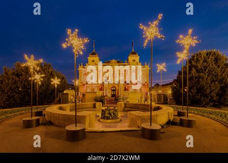 Adventsdekorationen vor dem Kroatischen Nationaltheater in Zagreb, Kroatien Stockfoto