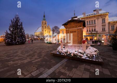 Hauptplatz in der Stadt Samobor für den Advent geschmückt, Kroatien Stockfoto