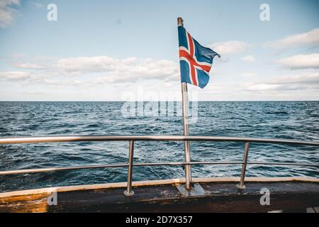 Island Flagge auf dem Boot beobachten Wale Stockfoto
