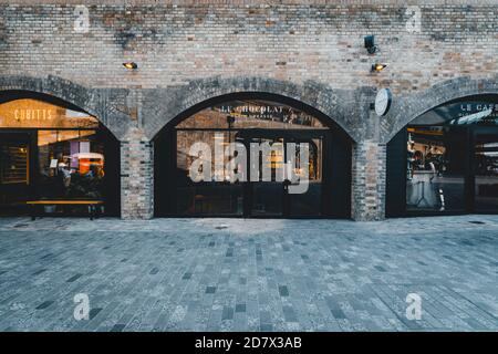 King's Cross London, Großbritannien, 12. Juli 2019: Granary Square, Coal Drops Yard neues Einkaufsviertel im Herzen von King's Cross, unabhängige Geschäfte und Ruhe Stockfoto