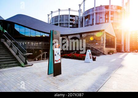 King's Cross London, Großbritannien, 12. Juli 2019: Granary Square Wayfinding, Coal Drops Yard neues Einkaufsviertel im Herzen von King's Cross Stockfoto