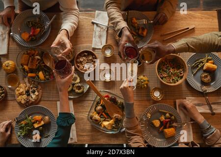 Oben Ansicht Hintergrund der multi-ethnischen Gruppe von Menschen genießen Fest Beim Abendessen Party mit Freunden und Familie Stockfoto