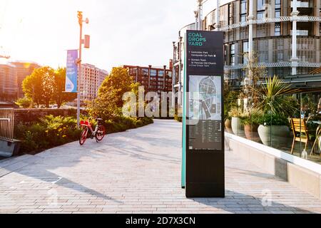 King's Cross London, Großbritannien, 12. Juli 2019: Granary Square Wayfinding, Coal Drops Yard neues Einkaufsviertel im Herzen von King's Cross Stockfoto