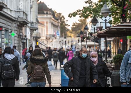 BELGRAD, SERBIEN - 10. OKTOBER 2020: Ehepaar, arabisch, nahöstlich, mit einer Frau mit einem islamischen Schal Schleier, die in einer Belgrader Straße im Gesicht herumläuft Stockfoto