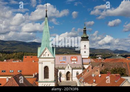 St. Mark Kirche und Turm der Heiligen Cyrill und Methodius Kirche in Zagreb, Kroatien Stockfoto