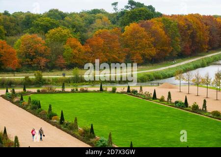 Frankreich, Loir-et-Cher (41), Chambord (UNESCO-Weltkulturerbe), königliche Burg der Renaissance, französische Gärten und Le Cosson Kanal von der Terrasse aus gesehen Stockfoto