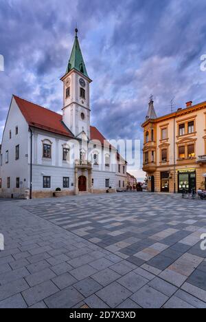 Rathaus der Stadt Varazdin auf dem Hauptplatz von König Tomislav, Kroatien Stockfoto