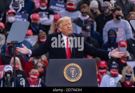 Londonderry, New Hampshire, USA. 25. Oktober 2020, Pro Star Aviation, Londonderry, New Hampshire USA: Präsident Donald Trump setzt sich bei Pro Star Aviation in Londonderry, N.H., durch Quelle: Keiko Hiromi/AFLO/Alamy Live News Stockfoto