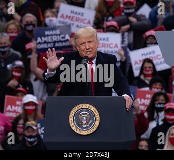 Londonderry, New Hampshire, USA. 25. Oktober 2020, Pro Star Aviation, Londonderry, New Hampshire USA: Präsident Donald Trump setzt sich bei Pro Star Aviation in Londonderry, N.H., durch Quelle: Keiko Hiromi/AFLO/Alamy Live News Stockfoto