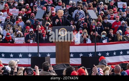 Londonderry, New Hampshire, USA. 25. Oktober 2020, Pro Star Aviation, Londonderry, New Hampshire USA: Präsident Donald Trump setzt sich bei Pro Star Aviation in Londonderry, N.H., durch Quelle: Keiko Hiromi/AFLO/Alamy Live News Stockfoto